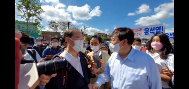 윤석열 후보가 매일신문 손흥태 기자와 악수를 나누며 단독인터뷰에 응하고 있다. 손흥태 기자