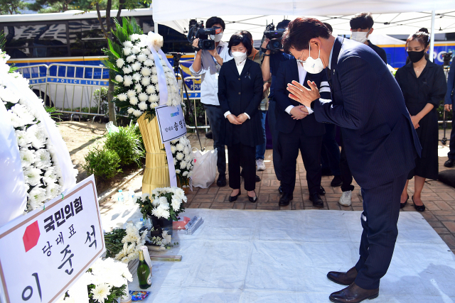 더불어민주당 송영길 대표가 17일 서울 영등포구 국회 앞에 마련된 자영업자 합동분향소에서 고인들의 명복을 빌고 있다. 연합뉴스