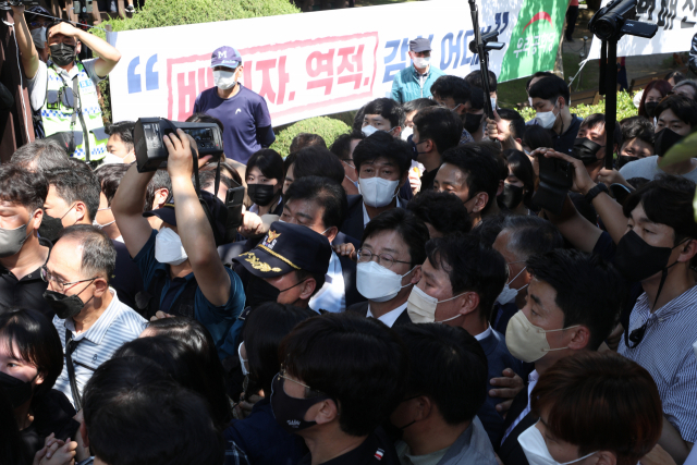 19일 경북 구미 박정희 생가를 찾은 유승민 국민의힘 대선 예비후보가 박근혜 전 대통령 지지자들의 강한 반발 속에 추모관으로 향하고 있다. 안성완 기자 asw0727@imaeil.com