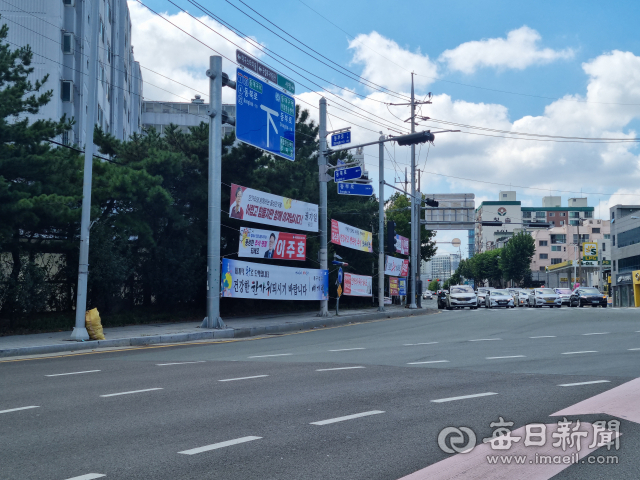 지방선거를 앞두고 격전지 중 하나로 손꼽히는 대구 동구 일대에 내걸린 추석 인사 현수막. 김근우 기자 gnu@imaeil.com