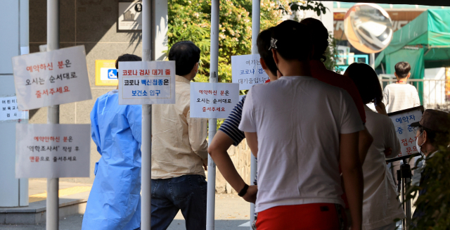 22일 대구 수성구 보건소 선별진료소에서 시민들이 코로나19 검사를 받기 위해 대기하고 있다. 김영진 기자 kyjmaeil@imaeil.com