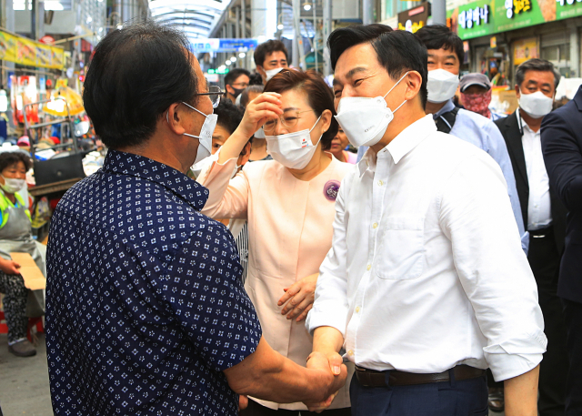 국민의힘 대권주자인 원희룡 전 제주지사가 18일 경북 포항시 죽도시장에서 시민들과 인사하고 있다. 연합뉴스