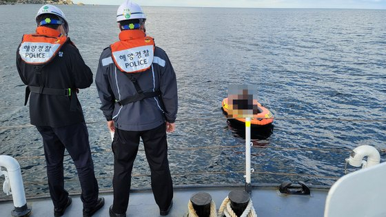 속초해양경찰서는 22일 오후 3시 35분쯤 강원 고성군 명파해수욕장 앞 500ｍ 앞 해상에서 무동력 고무보트를 타고 물놀이하던 A씨(44·서울시)를 구조했다고 밝혔다. 속초 해경 제공