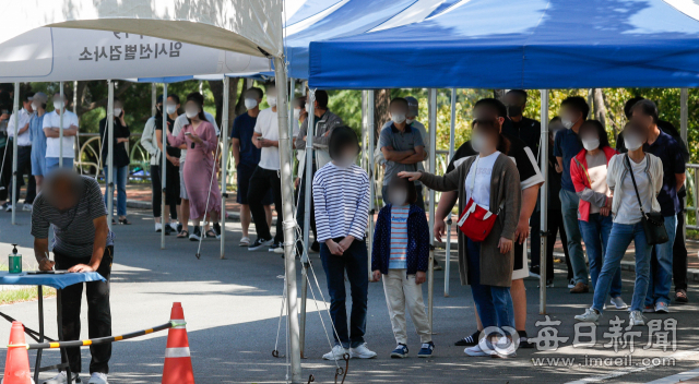 추석 연휴 뒤 첫날인 23일 대구스타디움 코로나19 임시선별검사소에서 시민들이 진단 검사를 기다리고 있다. 방역당국은 추석 연휴 여파로 확산세가 다시 커질 수 있다며 코로나19 의심 증상이 조금이라도 나타나면, 직장 등 일상으로 복귀하기 전 진단검사를 받을 것을 권고하고 있다. 우태욱 기자 woo@imaeil.com