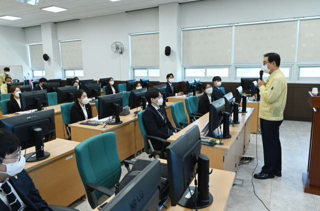 창녕군은 군청 행복관에서 신규임용 공무원에 대한 교육을 실시했다. 창녕군 제공