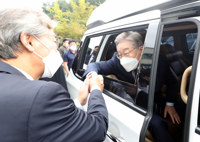 더불어민주당 이재명 대선 경선 후보가 24일 오후 경남 창원시 의창구 경남도의회에서 