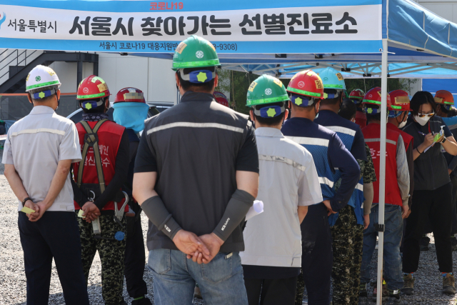 신종 코로나바이러스 감염증(코로나19) 신규 확진자가 2천434명을 기록하며 하루 최다 확진자 수를 경신한 24일 오전 서울 강남구의 한 건설 현장에 마련된 