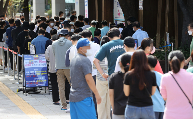 26일 오전 서울 송파구보건소 선별진료소에서 시민들이 코로나19 검사를 받기 위해 대기하고 있다. 연합뉴스