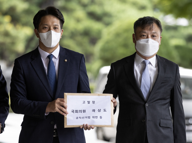 27일 오전 서초구 서울중앙지검에서 더불어민주당 전용기 의원(왼쪽)이 국민의힘에서 탈당한 곽상도 의원을 공직선거법위반 및 정보통신망법 위반으로 고발하는 내용의 고발장을 든 채 청사로 향하고 있다. 연합뉴스