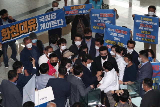 국민의힘 이재명 경기도지사 대장동 게이트 진상조사 특별위원회 소속 위원들과 시의원 등이 27일 경기 성남시청을 방문해 시청안으로 들어가던 도중 성남시 관계자들이 국민의힘측 지역주민들의 입장을 제지하고 있다. 연합뉴스