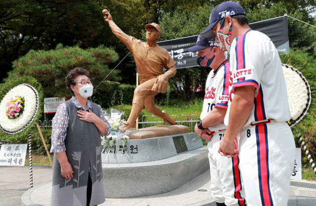 지난달 12일 부산 사직야구장 최동원 동상 앞에서 열린 고(故) 최동원(1958-2011)을 기리는 10주기 추모 행사에서 모친 김정자 여사가 롯데 자이언츠 래리 서튼 감독과 주장 전준우에게 감사 인사를 전하고 있다. 연합뉴스