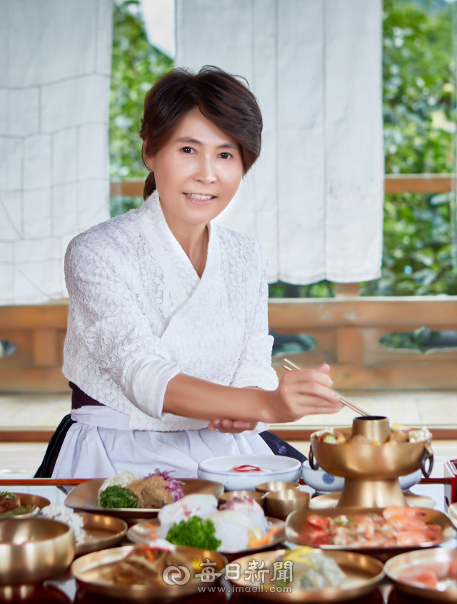 박정남 안동종가음식연구원장이 종가음식 전문점 안동 예미정에서 향토음식에 대해 설명하고 있다. 김영진 기자