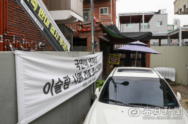 대구 주택가 이슬람 사원 건축을 둘러싼 갈등이 장기화되고 있는 가운데 12일 북구 대현동 건축 부지에는 문이 설치돼 통행이 금지됐고 골목은 자동차로 막혀 있다. 우태욱 기자 woo@imaeil.com