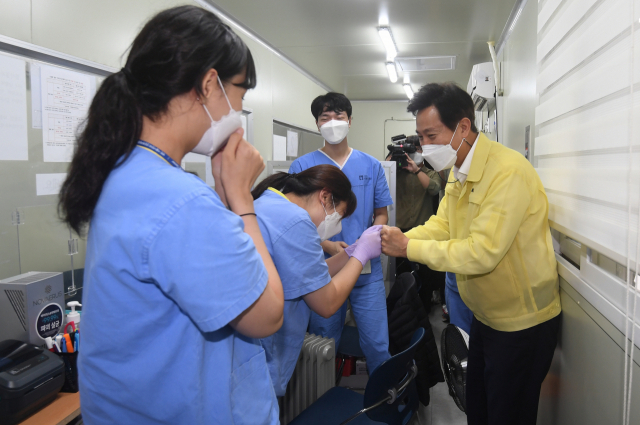 오세훈 서울시장이 29일 오후 서울 중랑구 서울의료원 내 임시선별진료소를 찾아 의료진을 격려하고 있다. 연합뉴스