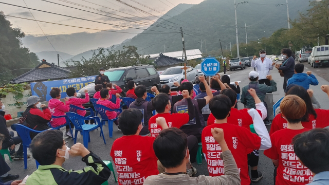 사드 반대 측이 사드 기지로 통하는 길을 막고 연좌 농성을 하고 있다. 사드철회 소성리종합상황실 제공