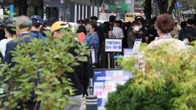 국내 코로나19 확산세가 좀체 잦아들지 않는 가운데 30일 오전 서울 송파구 보건소 선별진료소에서 시민들이 검사를 기다리고 있다. 중앙방역대책본부는 이날 0시 기준으로 신규 확진자가 2천564명 늘어 누적 31만1천289명이라고 밝혔다. 수요일 확진자로는 최다 기록이다. 이로써 하루 확진자는 발표일 기준으로 지난 24일부터 1주일 연속 