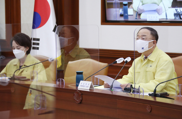 홍남기 경제부총리 겸 기재부 장관이 30일 정부서울청사에서 열린 제46차 비상경제 중앙대책본부 회의를 주재하며 발언하고 있다. 연합뉴스