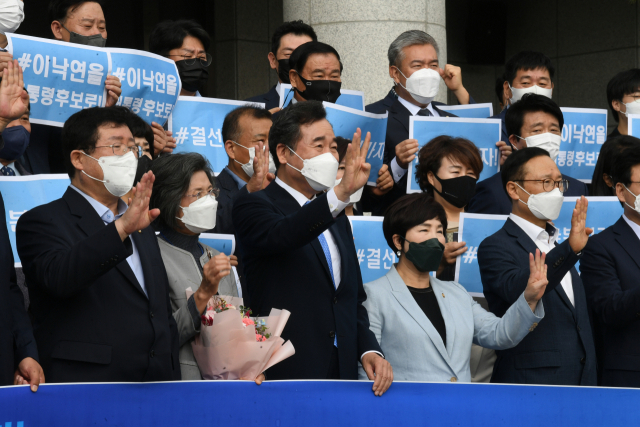 더불어민주당 대권주자인 이낙연 전 대표가 30일 오전 경기도의회 앞에서 열린 