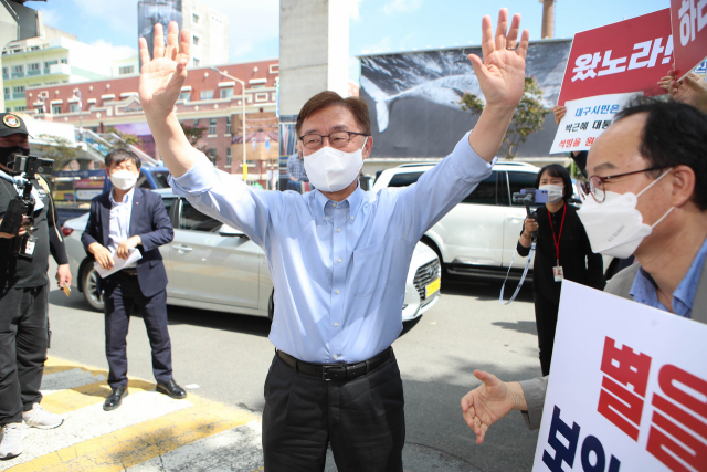 국민의힘 대권주자인 최재형 전 감사원장이 30일 대구 서문시장을 찾아 지지자들에게 인사하고 있다. 연합뉴스