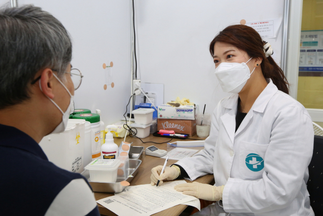 경주실내체육관에 마련된 코로나19 예방접종센터에서 한 시민이 백신을 맞기 전 주의사항을 듣고 있다. 경주시 제공