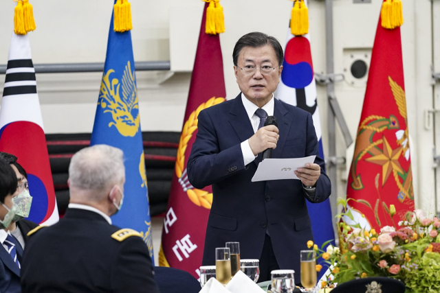 문재인 대통령이 1일 경북 포항 영일만 해상 마라도함 격납고에서 열린 제73주년 국군의날 기념 다과회에서 격려사를 하고 있다. 연합뉴스