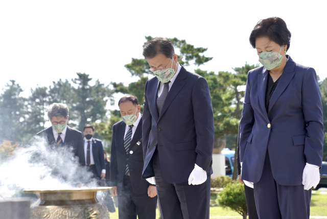 문재인 대통령과 김정숙 여사가 국군의 날인 1일 오전 경북 포항 해병대1사단 부대 내 마린온(MUH-1) 순직자 위령탑에 묵념하고 있다. 연합뉴스