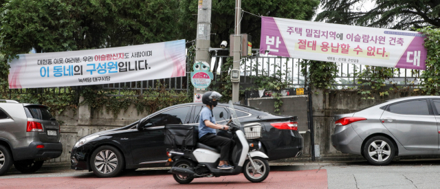 대구 주택가 이슬람 사원 건축을 둘러싼 갈등이 장기화되고 있는 가운데 지난달 29일 북구 대현동 건축 부지 주변에 이슬람 신자도 동네 구성원이라는 내용의 현수막과 건축을 절대 용납할 수 없다는 현수막이 나란히 걸려 있다. 우태욱 기자 woo@imaeil.com