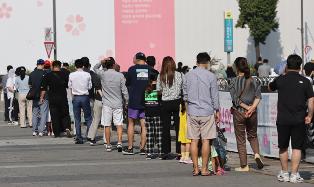 1일 오전 서울 송파구 올림픽공원 앞에 설치된 임시선별검사소에서 시민들이 코로나19 검사를 받기 위해 줄을 서있다. 연합뉴스