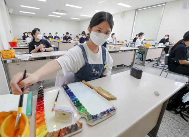 2일 오전 대구가톨릭대학교 효성캠퍼스에서 2022학년도 대학입시 수시모집 미술실기고사가 진행되고 있다. 안성완 기자 asw0727@imaeil.com