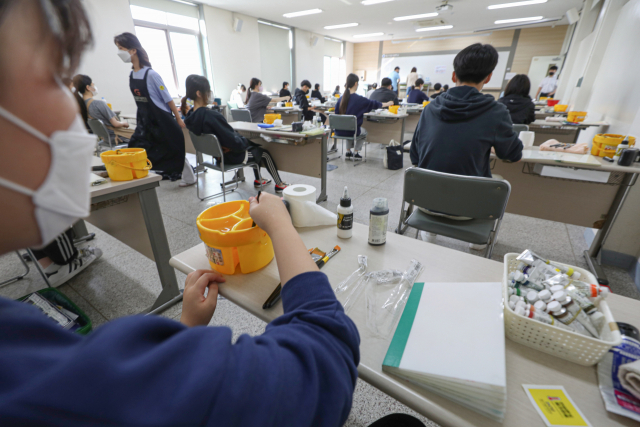 2일 오전 대구가톨릭대학교 효성캠퍼스에서 2022학년도 대학입시 수시모집 미술실기고사가 진행되고 있다. 안성완 기자 asw0727@imaeil.com