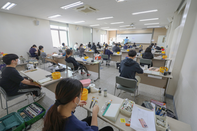 2일 오전 대구가톨릭대학교 효성캠퍼스에서 2022학년도 대학입시 수시모집 미술실기고사가 진행되고 있다. 안성완 기자 asw0727@imaeil.com