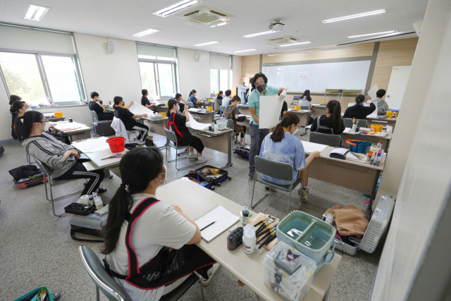 2일 오전 대구가톨릭대학교 효성캠퍼스에서 2022학년도 대학입시 수시모집 미술실기고사가 진행되고 있다. 안성완 기자 asw0727@imaeil.com