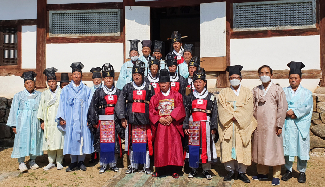 봉화 지역 유림단체와 문중 대표 등 40여 명이 봉화향교에서 추계 석전대제를 마치고 기념사진을 촬영했다. 봉화군 제공