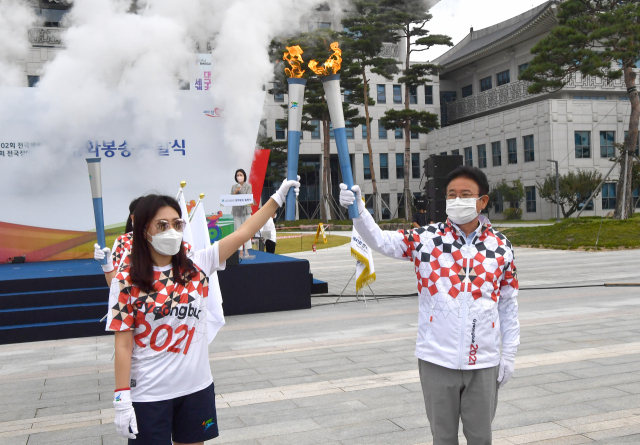 4일 경북도청 앞바당에서 전국체전 성화봉송 출발식이 진행되고 있다. 경북도 제공