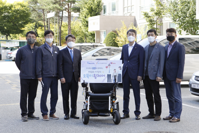 한국교통안전공단과 (주)만도는 교통사고 중증후유장애들에게 맞춤형 휠체어를 전달했다. 한국교통안전공단