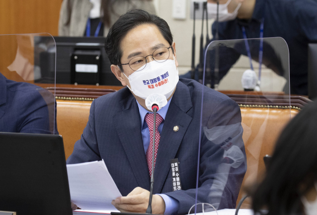 국민의힘 박수영 의원이 6일 국회에서 열린 정무위원회의 금융위원회의에 대한 국정감사에서 질의하고 있다. 연합뉴스