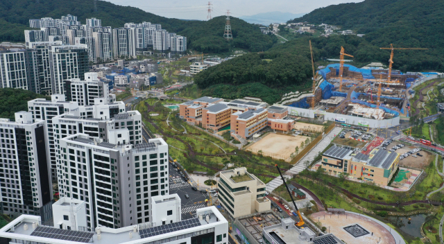 경기 성남 대장동 개발사업에 참여한 화천대유자산관리가 분양가상한제를 적용받지 않은 덕분에 분양매출 2천699억원을 더 챙길 수 있었다는 시민단체의 분석이 나왔다. 참여연대 민생희망본부와 민주사회를 위한 변호사모임 민생경제위원회는 7일 종로구 사무실에서 기자회견을 열고 대장동 개발지구 아파트에 분양가상한제를 적용하면 화천대유의 분양매출은 1조3천890억원에서 1조1천191억원으로 줄어든다고 밝혔다. 사진은 7일 오후 경기도 성남시 판교대장 도시개발구역 모습. 연합뉴스