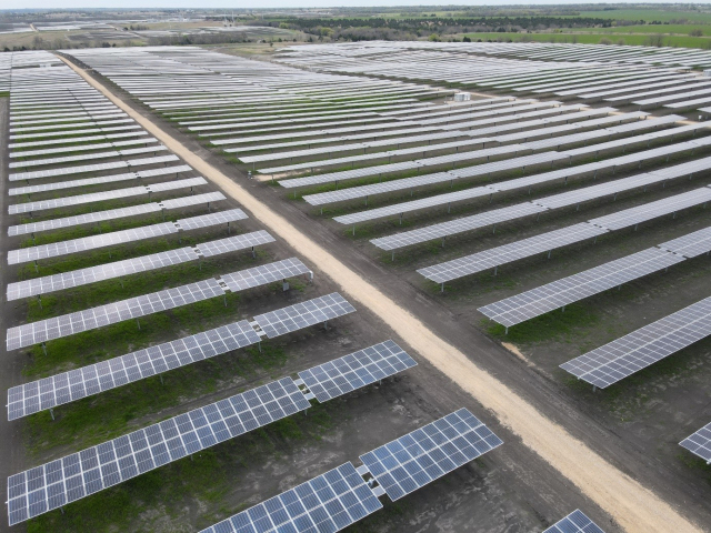 한화솔루션의 태양광 사업 부문 한화큐셀이 미국 텍사스주 패닌카운티에 168MW(메가와트) 규모의 태양광 발전소를 최근 준공했다고 30일 밝혔다. 이 발전소는 국내 기준 약 23만8천명이 연간 가정용으로 쓸 수 있는 전력량을 생산할 수 있다고 회사는 설명했다. 사진은 한화큐셀 미국 텍사스주 168MW급 태양광 발전소.한화큐셀 제공