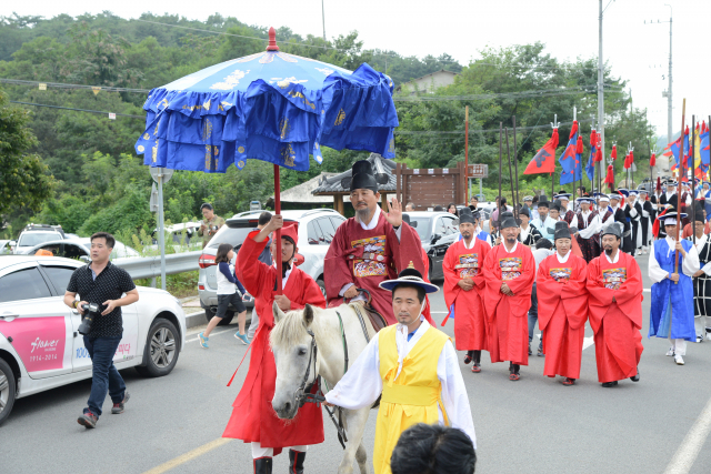 도동서원 사액 봉행 재현 행사에서 김문오(앞줄 가운데) 달성군수가 당시 현풍현감 역을 맡아 거리 퍼레이드를 벌이고 있다. 달성군 제공