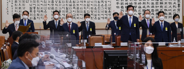 8일 서울 여의도 국회에서 열린 법제사법위원회 국정감사에서 검사장들이 증인 선서를 하고 있다. 연합뉴스