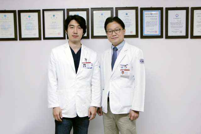 이재호 전임의(좌)와 전익찬 교수. 영남대병원 제공