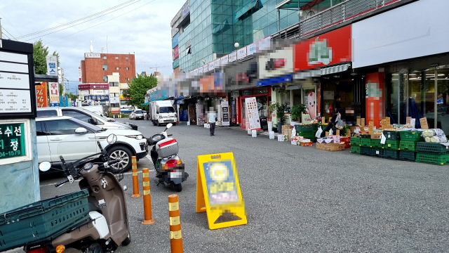 북구 칠성시장은 인도가 복잡해 보행자와 자전거, 차량이 도로를 다니면서 혼잡한 상황이 연출된다. 윤정훈 기자