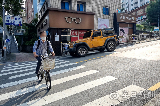 대구 동구 효목동의 교차로는 내리막길과 횡단보도가 맞닿아 있어 차량이나 보행자가 자전거와 부딪힐 사고 위험이 있다. 매일신문DB