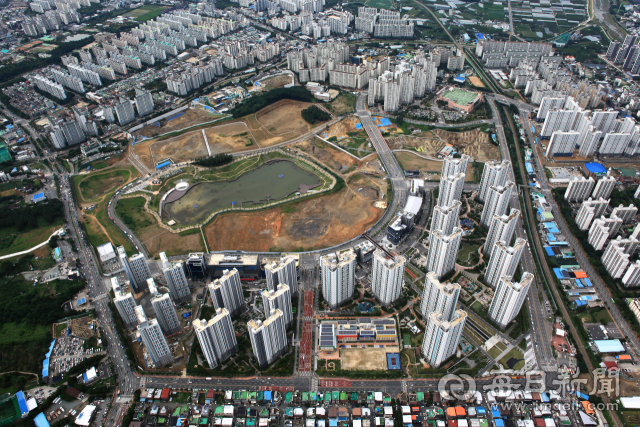 경산 중산지구내 아파트 단지가 잇따라 들어서면서 학교 설립 문제가 새롭게 논의되고 있다. 사진은 중산지구 일대 전경. 매일신문 DB