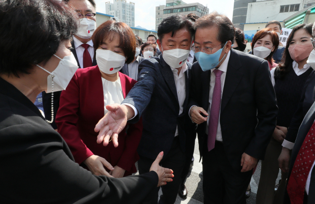 국민의힘 홍준표 대선 경선 후보가 14일 경기도 의정부 제일시장내 상가번영회에서 열린 의정부갑,을 당원인사 행사에 참석, 지지자들과 인사하고 있다. 연합뉴스