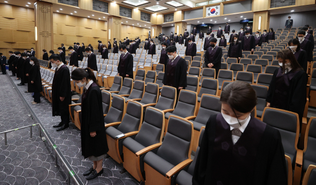 지난 5일 오후 서울 서초구 대법원에서 열린 신임 법관 임명식에서 신임 법관들이 묵념하고 있다. 연합뉴스