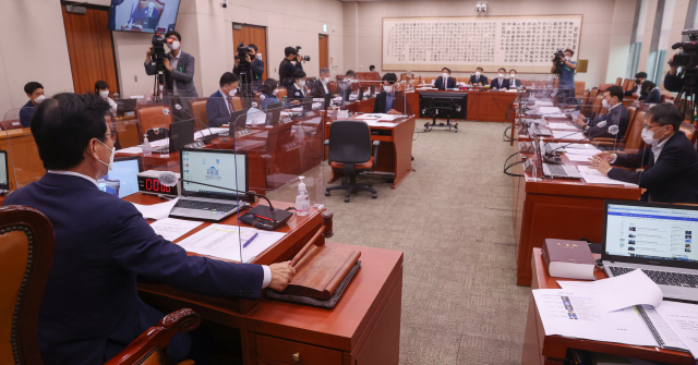 12일 오후 서울 여의도 국회에서 열린 법제사법위원회의 고위공직자범죄수사처에 대한 국정감사에서 박광온 위원장이 의사봉을 두드리고 있다. 연합뉴스