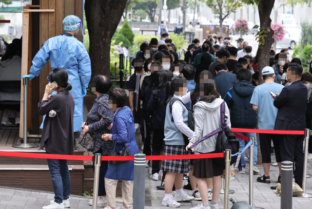 15일 오전 서울 송파구보건소 선별진료소에서 시민들이 신종 코로나바이러스 감염증 검사를 받기 위해 대기하고 있다. 연합뉴스