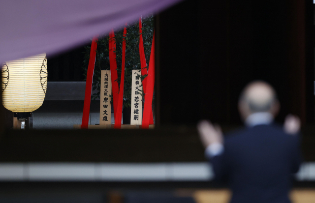 일본 자위대 장군을 포함한 수십명이 태평양전쟁 A급 전범이 합사된 도쿄 야스쿠니신사를 찾아 집단 참배했다. 연합뉴스