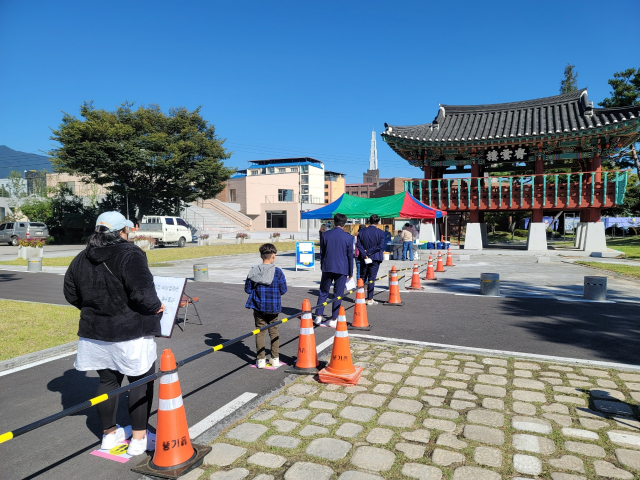 풍기읍행정복지센터에 마련된 선별진료소에서 지역 주민들이 코로나19 검사를 받고 있다. 마경대 기자